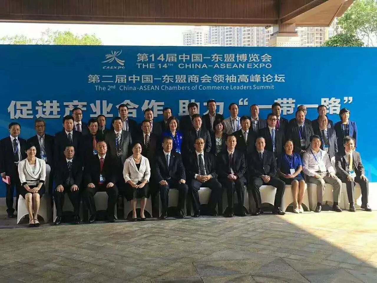 全國(guó)工商聯(lián)副主席黃榮(首排右5)、廣西壯族自治區(qū)副主席陳剛(首排右6)與仟億達(dá)集團(tuán)董事長(zhǎng)鄭兩斌(三排左3)等嘉賓合影